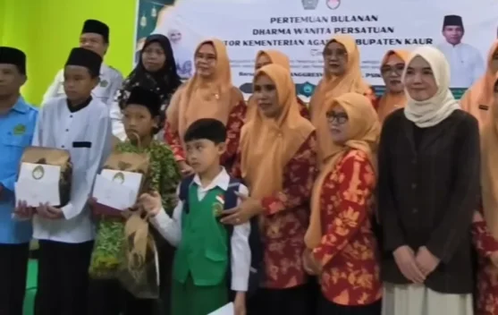 DWP Kemenag Kaur Melaksanakan Aksi Sosial Berbagi Kepada Siswa Madrasah