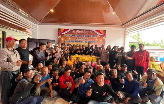 Hari Bhayangkara, Polres Bengkulu Utara Salurkan Bansos pada Pengemudi Bentor