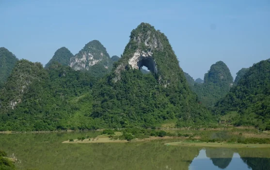 Pesona Gunung Mat Than, Keajaiban Karst Berlubang Alami di Utara Vietnam