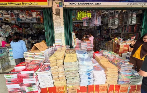 H-4 Masuk Sekolah, Toko ATK, Sepatu, dan Seragam Diserbu Pembeli