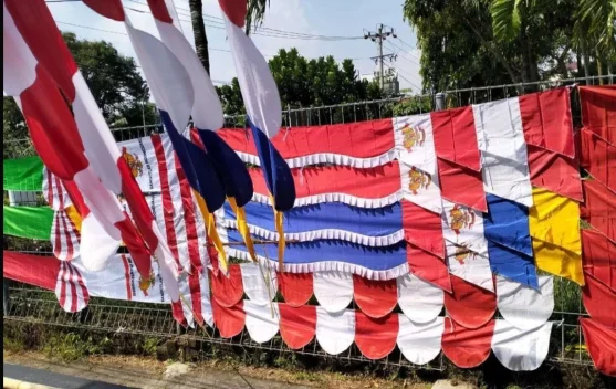 Menjelang 17 Agustus, Pernak-Pernik Merah Putih Mulai Ramaikan Ruas Jalan