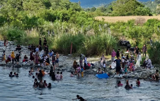 Kemarau Panjang, Warga Pagulir Andalkan Sungai untuk Mandi dan Mencuci