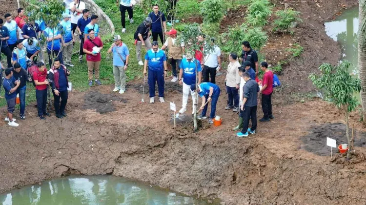 Bupati Bogor dan Menteri LH Tanam Pohon Dihutan Kota Cibinong