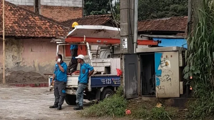 Warga Panik Gardu Listrik di Parung Mengeluarkan Percikan Api