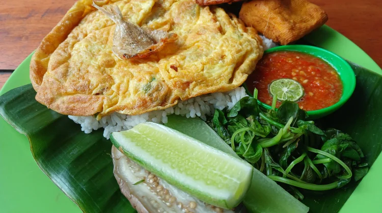 Nikmatnya Lalapan Segar dan Tahu Dadar Hangat