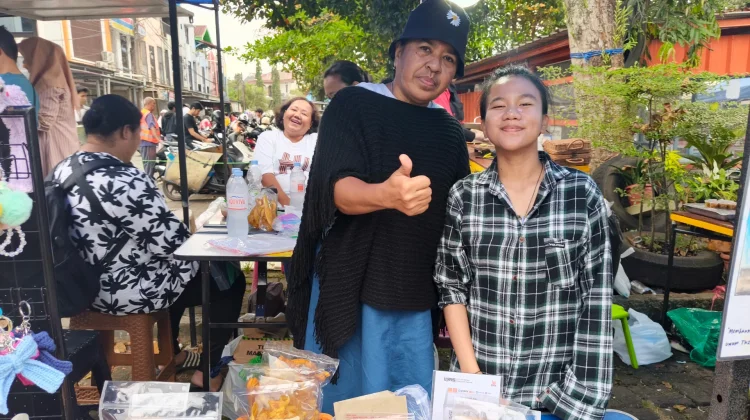 Siswa Tunarungu SLB B Tunas Kasih 2 Bogor Asah Kemandirian di Bazar Ramadan