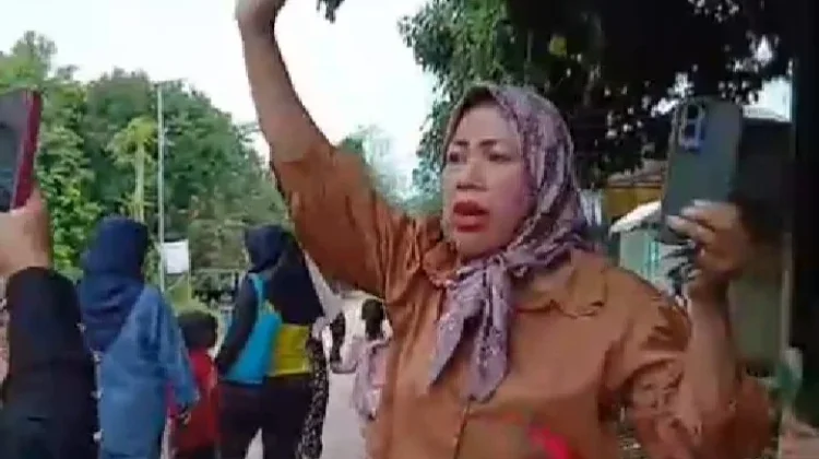 Dapur SPPG Rumpin Diserbu Emak Emak, Keluhkan Paket MBG