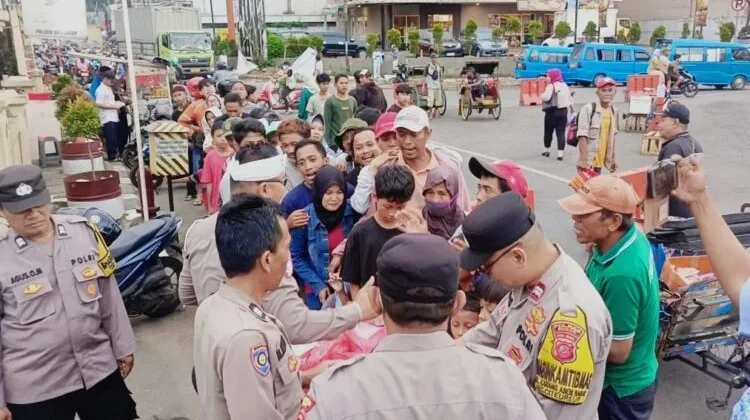 Polsek Citeureup Ngabuburit Bagikan 160 Paket Takjil Ramadhan