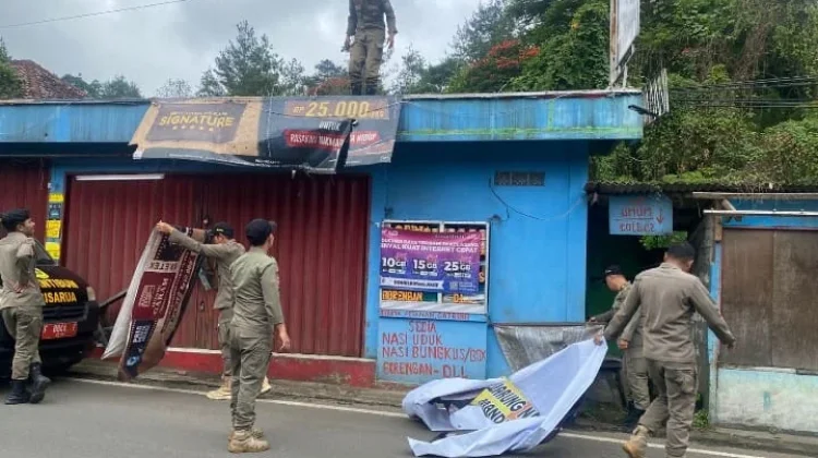 Satpol PP Cisarua Tertibkan Spanduk dan Baliho Ilegal