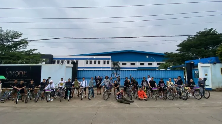 Komunitas Gowes Barken Bike Club Berbagi di Desa Cicadas
