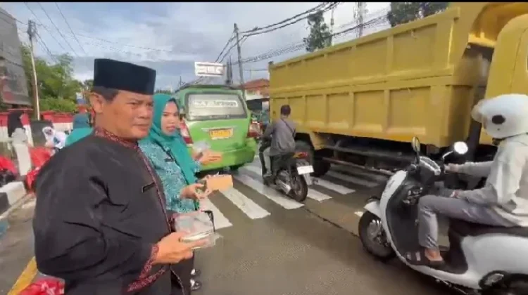 Kecamatan Parungpanjang Bagikan Ribuan Paket Takjil untuk Warga