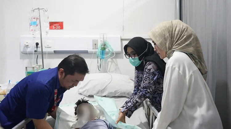 Yantie Rachim Jenguk Korban Kebakaran Tegallega di RS PMI