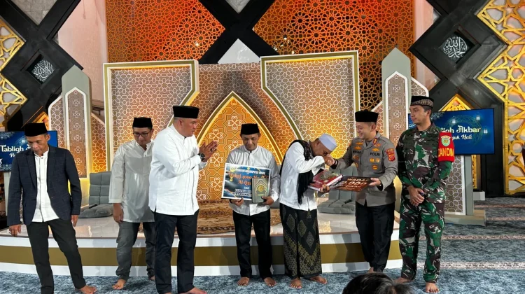 Polres Bogor Wakafkan 2.000 Mushaf Al-Qur’an untuk Masjid Baitul Faizin