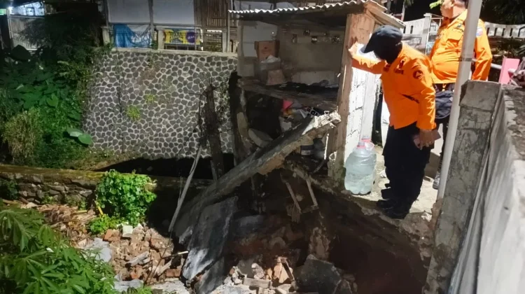 Tembok di Belakang Kantor Kelurahan Kebon Pedes Ambruk