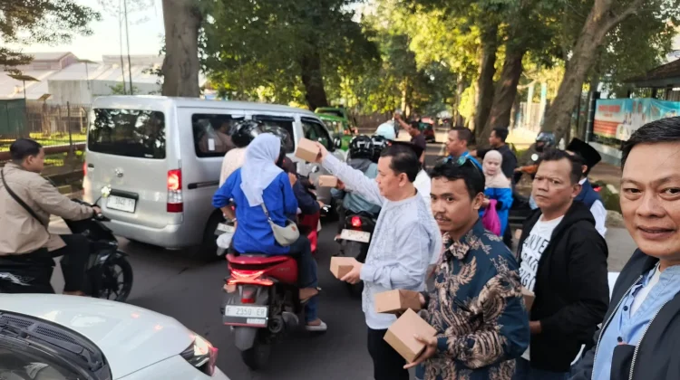 Dorong Kepedulian Sosial, KNPI Kota Bogor bersama Pemuda Bagikan Takjil di Jalan