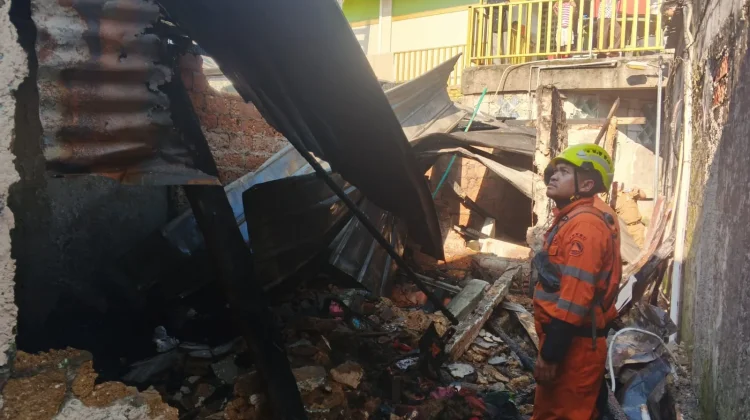 Si Jago Merah Hanguskan Rumah Warga di Cilendek Timur