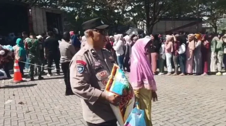 Presiden Prabowo Salurkan 36.000 Paket Sembako di Babakan Madang
