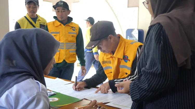 Sebanyak 400 Petugas DLH, Disperumkim dan Perumda Tirta Pakuan Terima Santunan