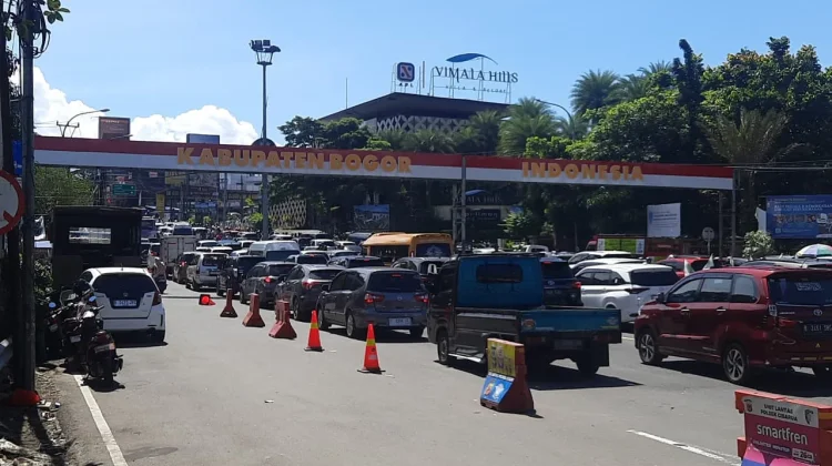Polres Bogor Terapkan Sistem Satu Arah, Urai Kemacetan Jalur Wisata Puncak