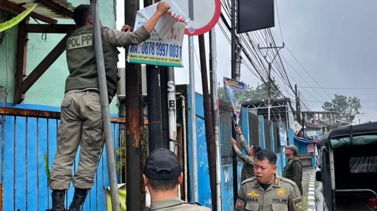 Satpol PP Kecamatan Caringin Tertibkan Spanduk Liar Pasca Lebaran