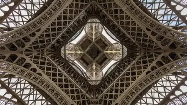 Menara Eiffel Punya Hari Sendiri, Ini Faktanya!