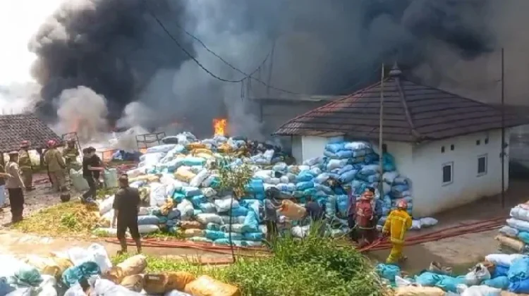 Pabrik Helm di Rumpin Kebakaran, Damkar Berhasil Padamkan Api Selama 3 Jam
