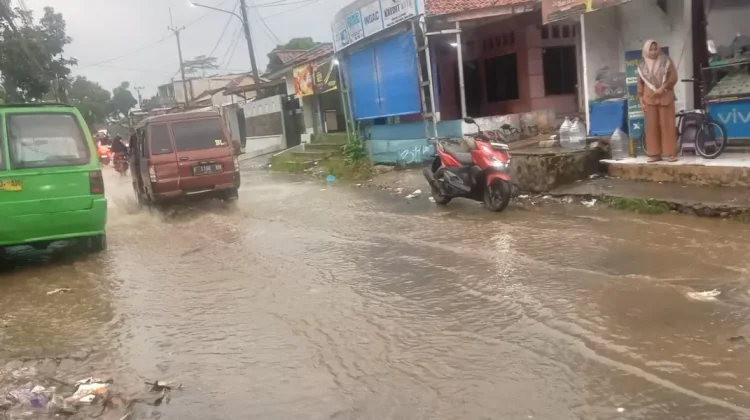 Warga Keluhkan Genangan Air di Jalan Barengkok–Karacak Leuwiliang