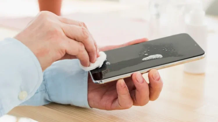Ketahui Pentingnya Memelihara Kebersihan Smartphone di Genggaman Anda