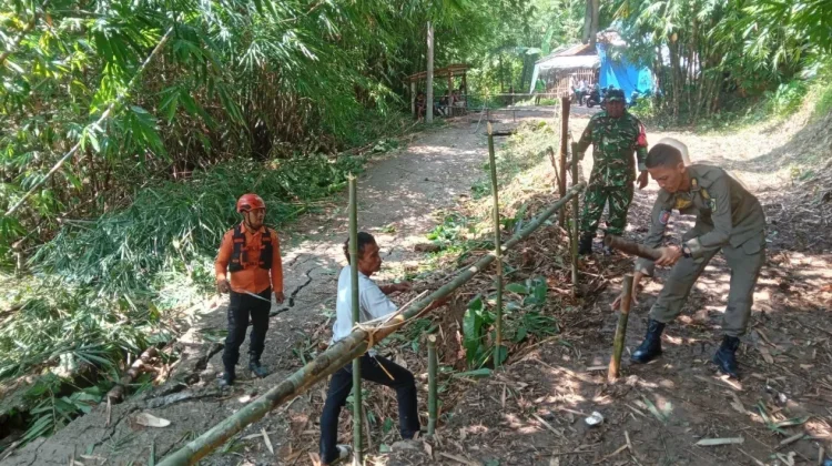 Pergeseran Tanah Tutup Jalan Desa di Rumpin Bogor