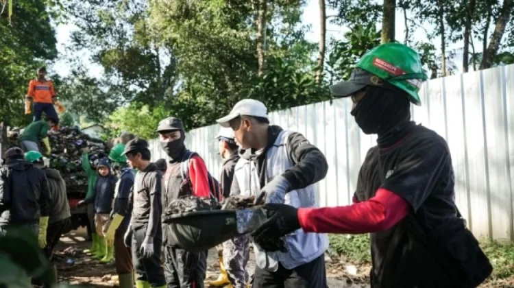 DLH Kabupaten Bogor bersama EIGER Angkut 6 Ton Sampah di Puncak