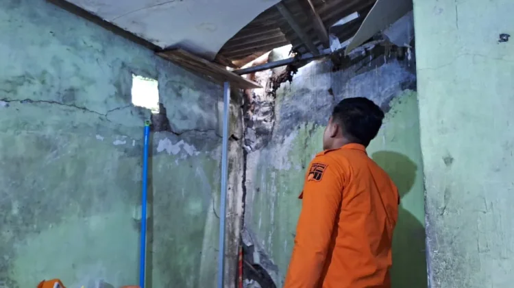 Rumah Warga di Kencana Tanah Sareal Ambruk, Atap Dapur Rusak