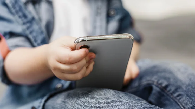 Peran Orang Tua Jadi Kunci Penerapan Pembatasan Media Digital Anak