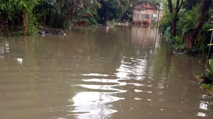 Drainase Meluap, Jalan Cimanggu Permai Tergenang