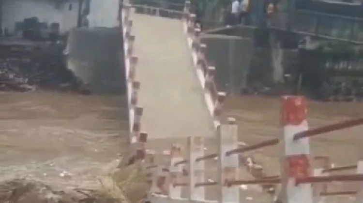Jembatan Tarasik Gobang di Rumpin Ambruk, Tergerus Sungai Citempuhan