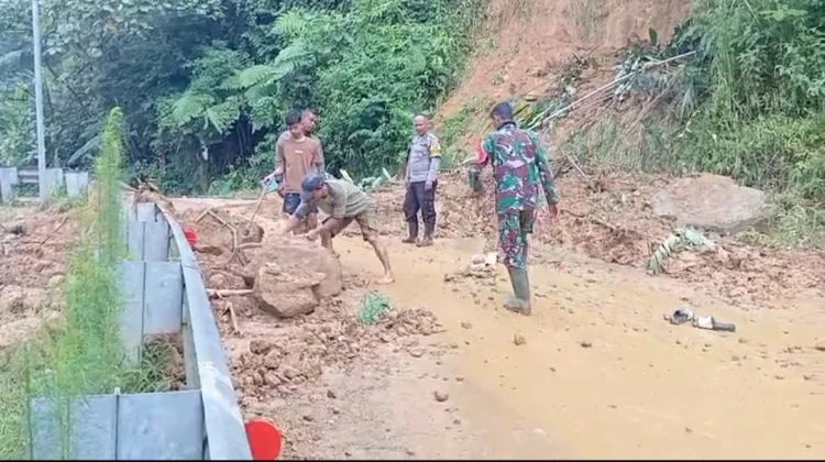 Bhabinkamtibmas dan Babinsa Bersihkan Material Longsor di Sukamakmur