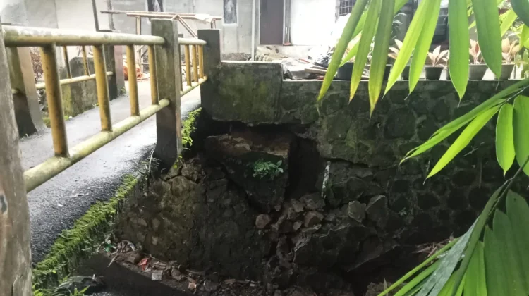 Tebing Setinggi 5 Meter Longsor di Kertamaya Kecamatan Bogor Selatan