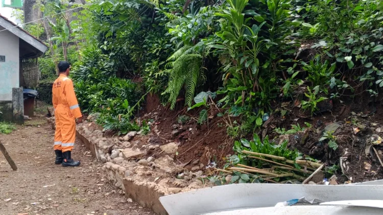 BPBD Tangani Tebing Longsor 15 Meter Terjadi di  Curug Mekar Bogor Barat