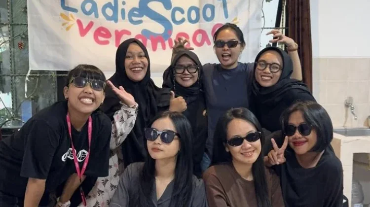Perempuan Vespa Klasik Berbagi Cerita Komunitas Inspiratif