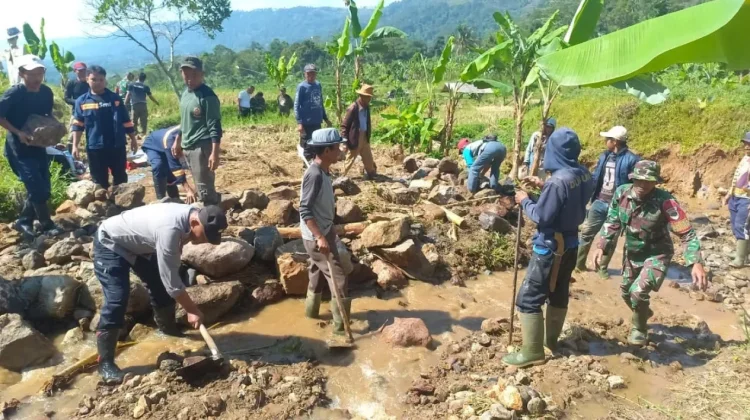 Polisi dan Warga Turun Tangan Gotong Royong Perbaiki Jembatan di Sukamakmur Bogor