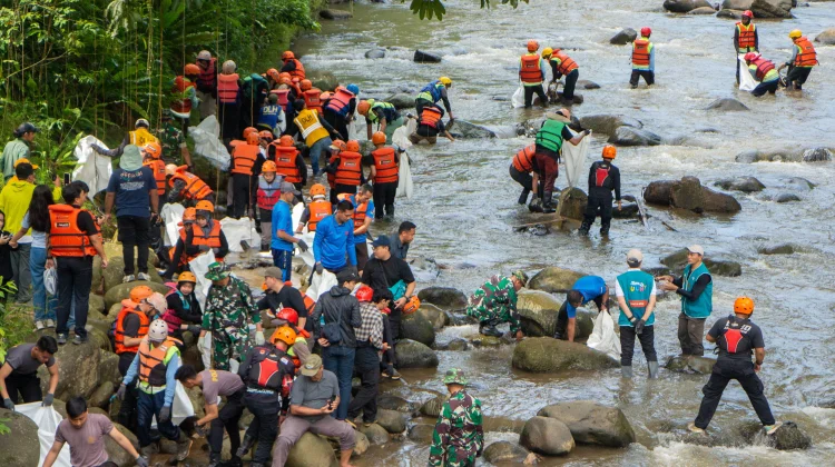 Sungai Ciliwung di Kebun Raya Bogor Dibersihkan, 1,2 Ton Sampah Terangkut