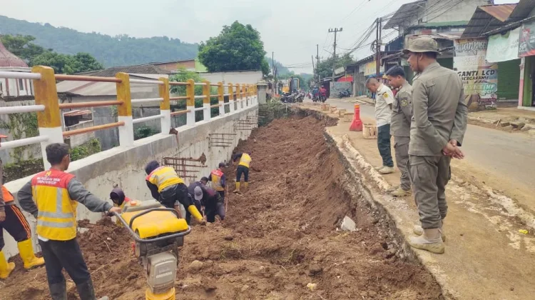 pemkab Bogor Percepat Perbaikan Jalan Longsor Cikampak-Gunung Bunder