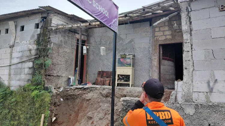 Rumah Warga Kayumanis Bogor Rusak akibat Pergerakan Tanah