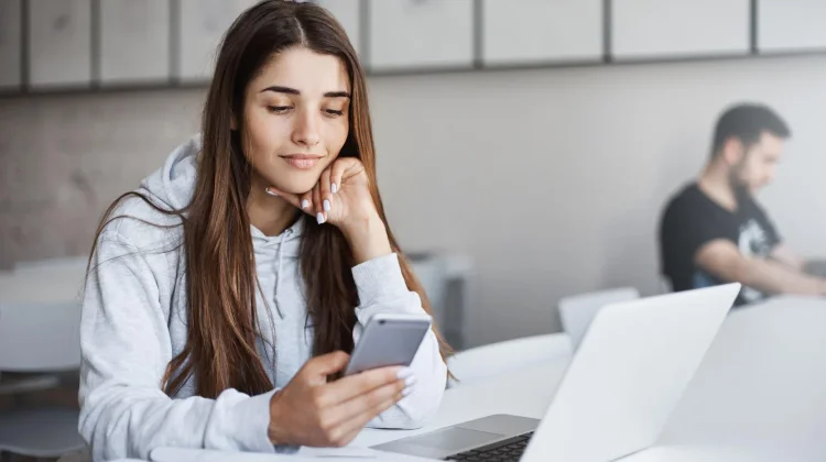 Terlalu Sering Scroll HP? Waspadai Dampaknya pada Otak dan Emosi