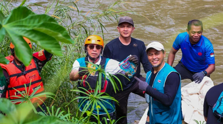 Peringatan Hari Bumi, Sungai Ciliwung Bogor Dibersihkan