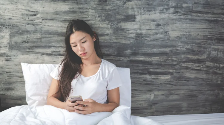 Risiko Menggunakan Ponsel saat Baru Bangun Tidur