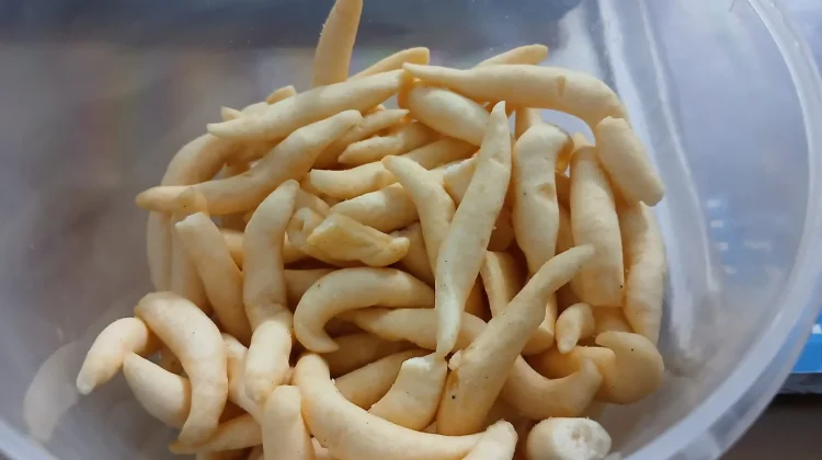 Kue Gabus Keju: Kecil, Gurih, dan Sulit Berhenti Mengunyah