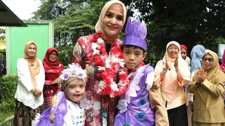 TP PKK Kota Bogor Salurkan Bingkisan untuk Siswa SDN Perwira di Momen Hari Kartini