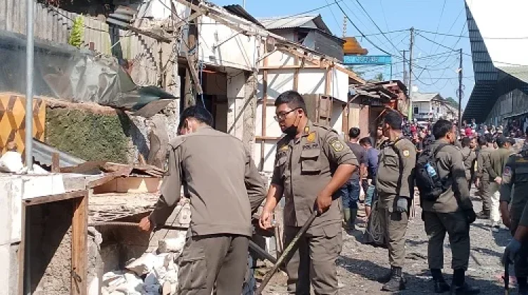 Kucing-Kucingan di Jalur Wisata: Mengapa PKL Puncak Bogor Begitu Sulit Diberantas?