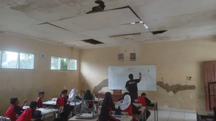 Atap dan Plafon Kelas SDN Teratai Mas Gunungsindur Bogor Bocor Butuh Perbaikan