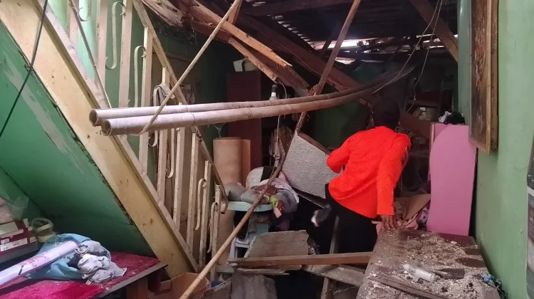 Cuaca Ekstrem, Rumah Warga Pasirjaya Ambruk